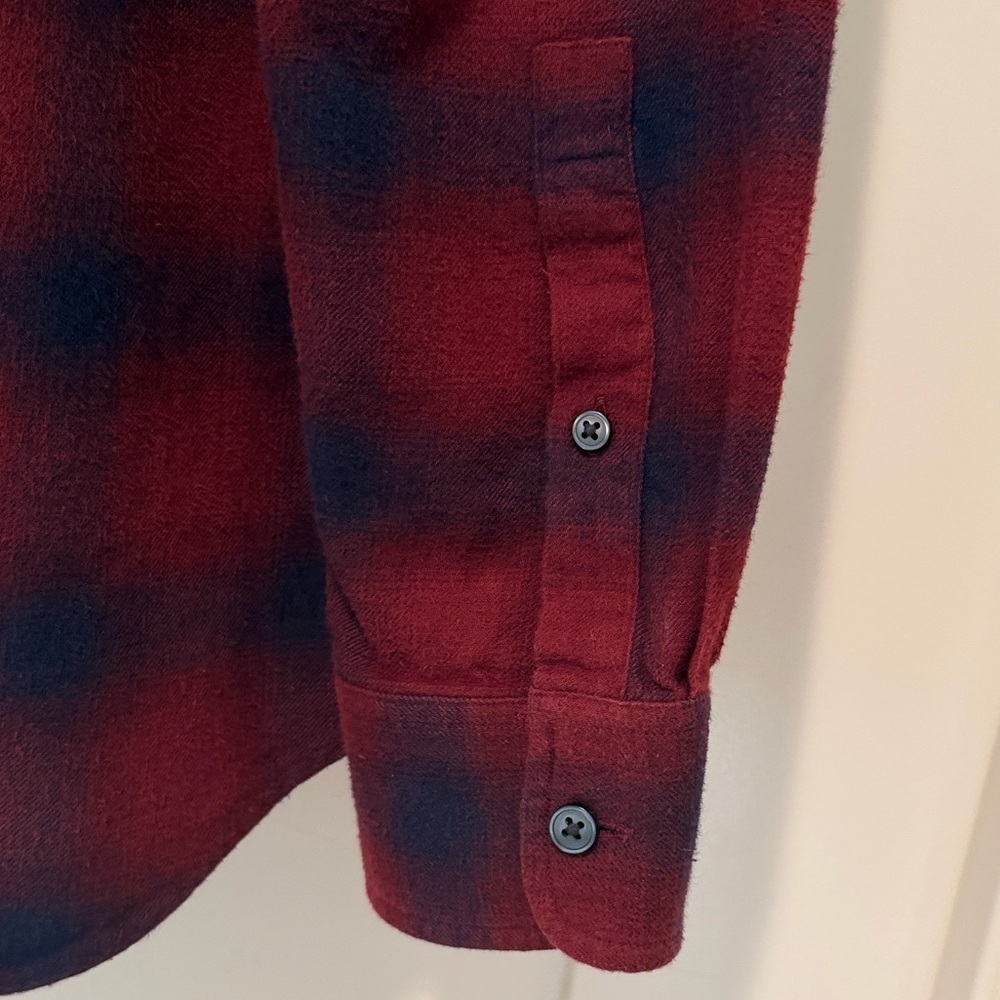 Club Monaco Slim Fit Plaid Flannel Shirt Medium Red Navy Button Down Cotton - Picture 5 of 10